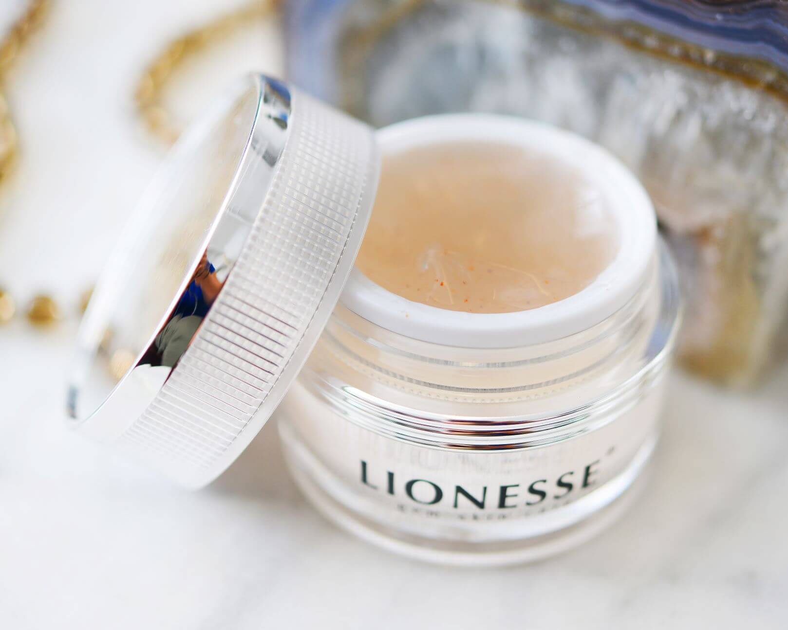 Lionesse white pearl facial peeling